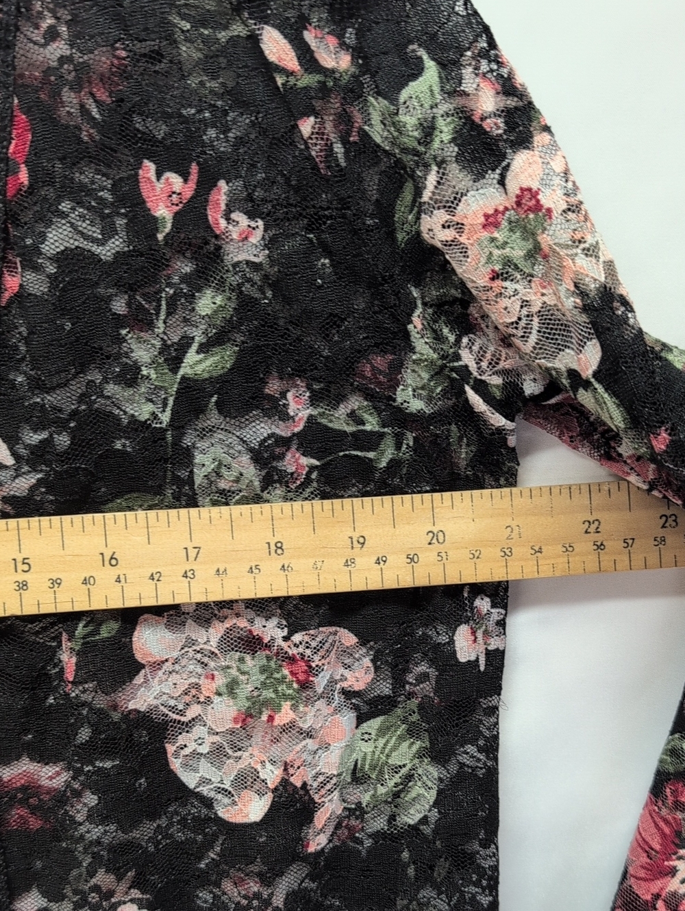 249.Delicate‎ Floral Lace Kimono Robe - Black with Pink Floral - Picture 3 of 5